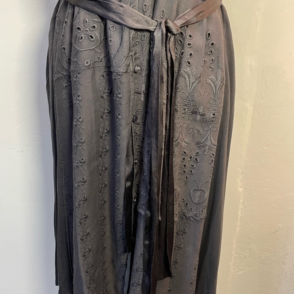 #0137 TINY Anthropology Dark Grey Button Front Silk Sleeve w/ Eyelet Details-M - Picture 4 of 7